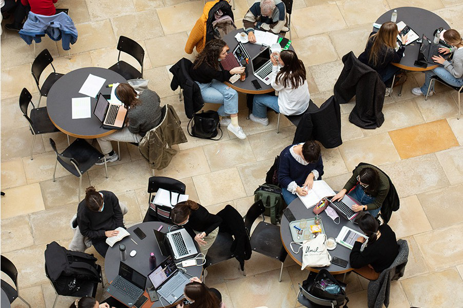 Wenn du an der Universität arbeitest, melde dich bei uns, um gemeinsam etwas auf die Beine zu stellen.
